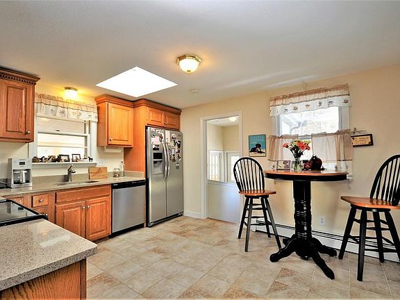 4th image of 581 Winter St