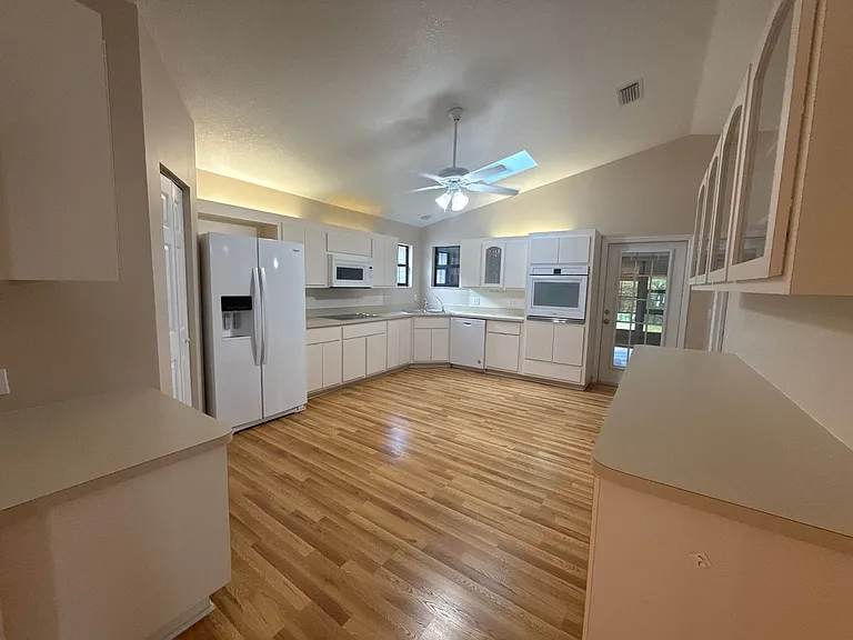 2216 NE 39th Ave — Photo 13