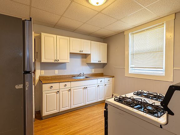 2nd image of 555 Essex St APT 4