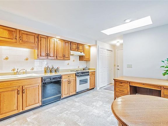 5th image of 155 Wood Creek Dr