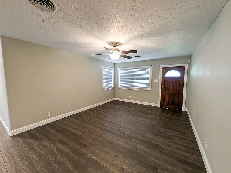 5110 Laurel St — Photo 3