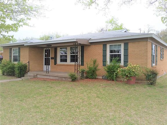 2nd image of 804 Perry Dr