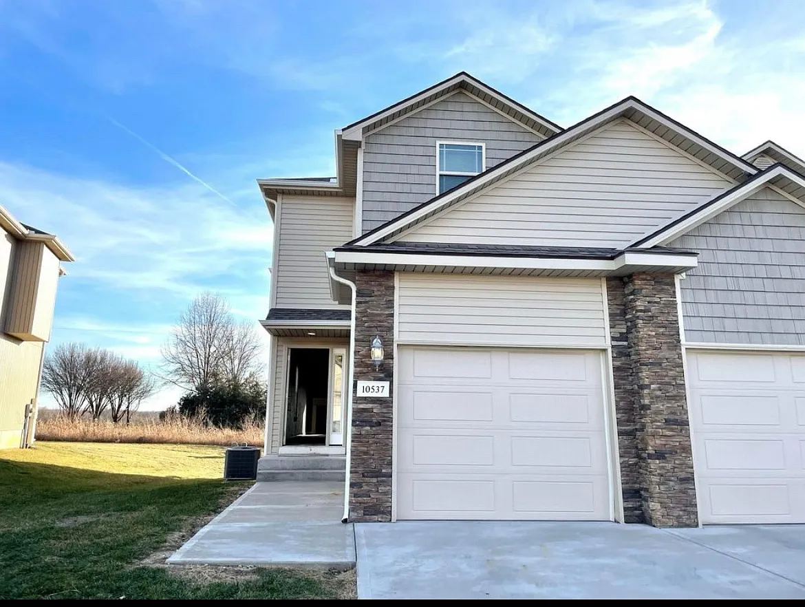 4 bed, 3.5 bath, 2500 sqft, $1,950 — Photo 1
