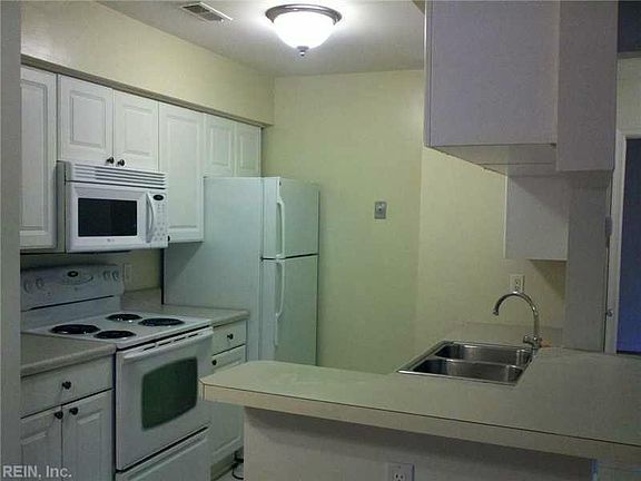 5th image of 540 Pineland Cir APT 301