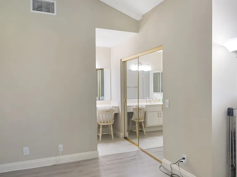 902 Creekside Dr — Photo 20