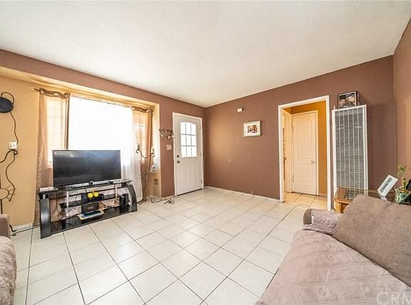 5th image of 1055 W D St