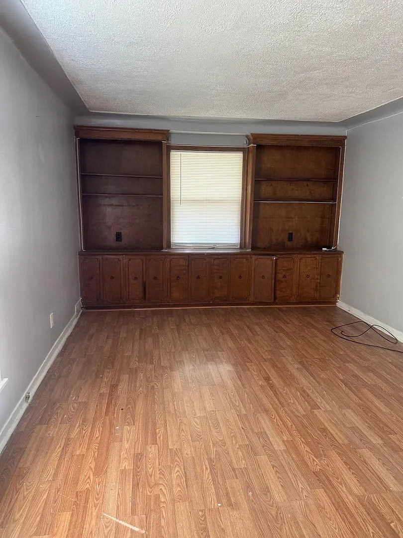 2 bedroom/ 1 bathroom Duplex! — Photo 2