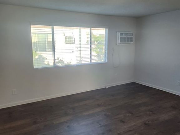 2nd image of 5809 N Reseda Blvd #215