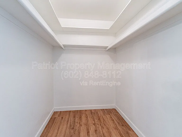 110 W Seldon Ln — Photo 27