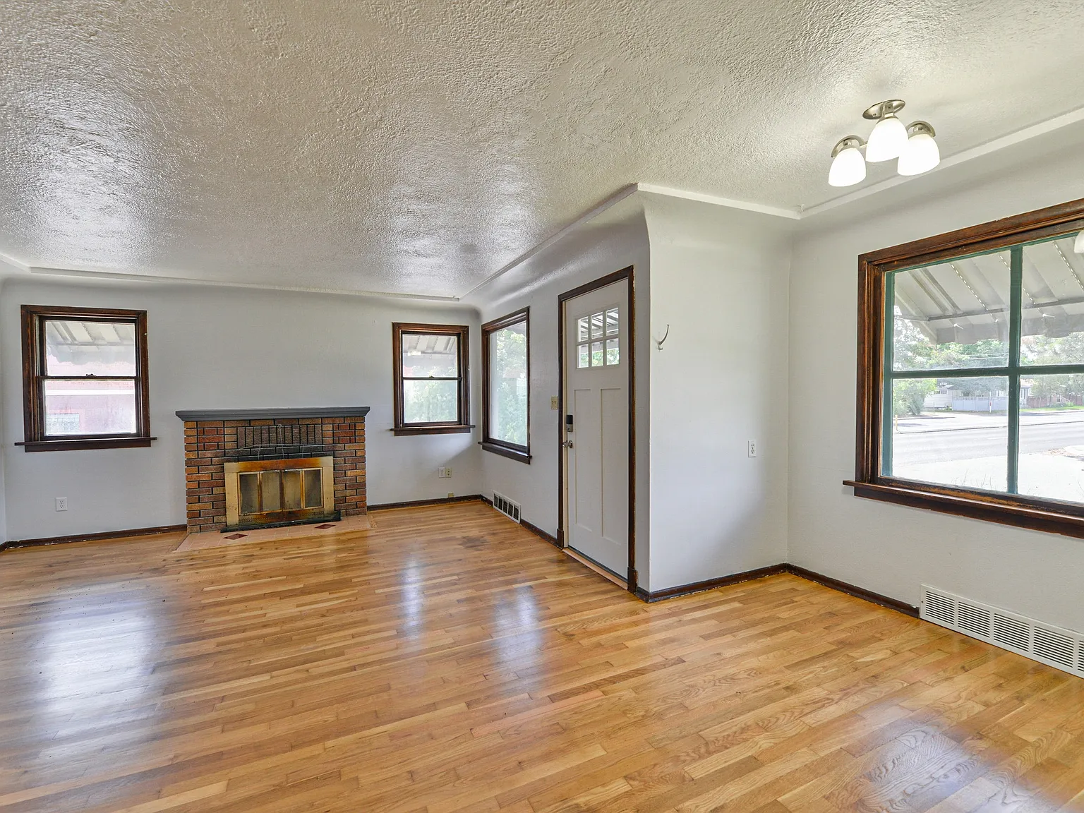 4702 N Post St — Photo 2