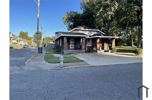 1102 College St Photo 1