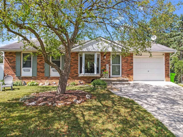 432 Lyon Ct, South Lyon, MI 48178