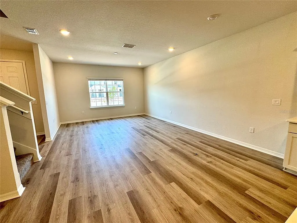 3 bed, 2.5 bath, 1705 sqft, $2,200 — Photo 4