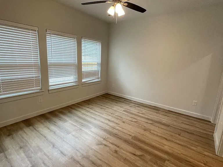 524 W Florence St — Photo 7
