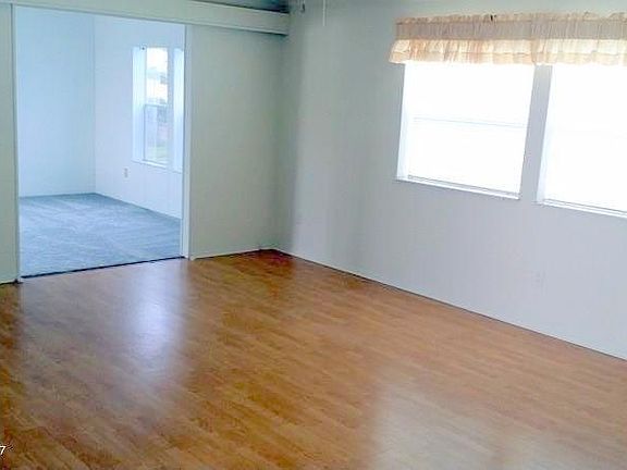 5th image of 706 Amaryllis Dr