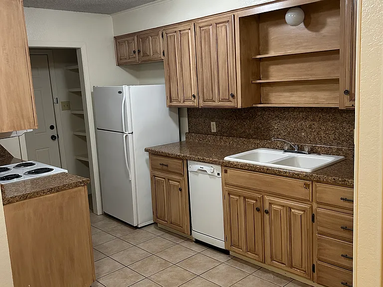 28 Teakwood Ln — Photo 8