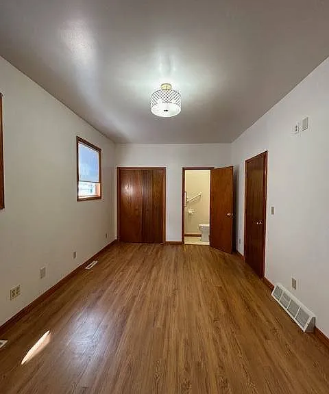 527 Alexander St — Photo 9