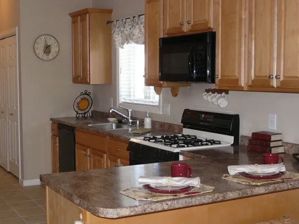 28 Saint Andrews Way, Londonderry, NH 03053