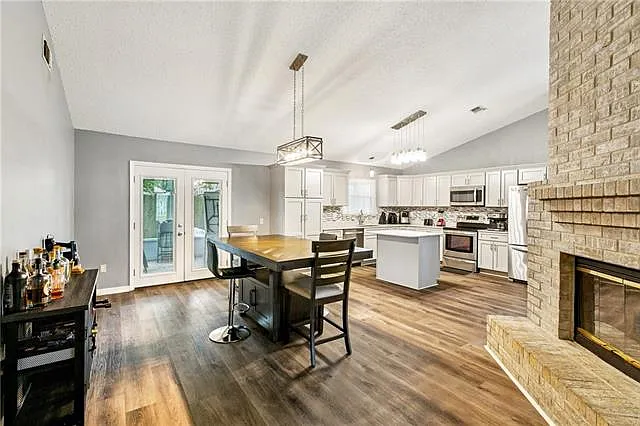 3 bed, 2.0 bath, 1508 sqft, $2,300 — Photo 4