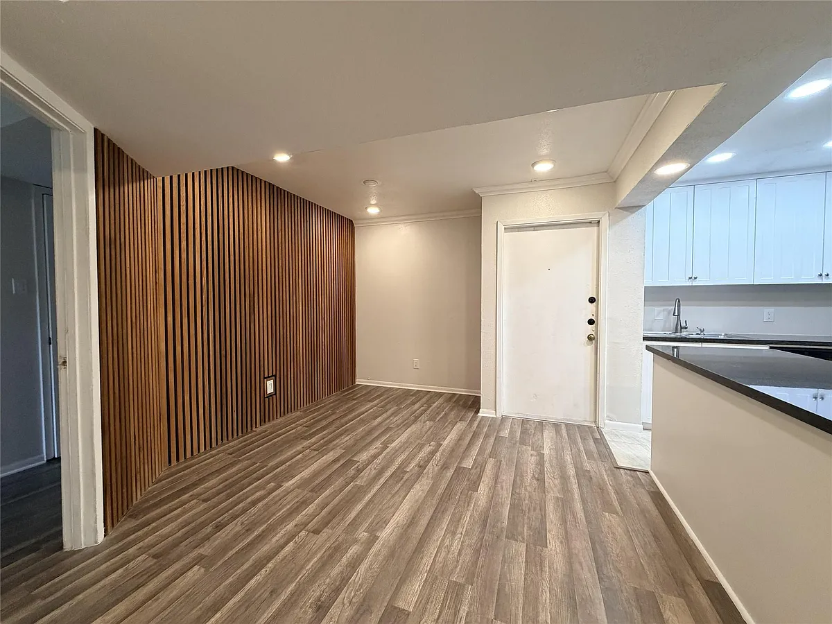 Building Photo - 3045 Walnut Bend Ln #11