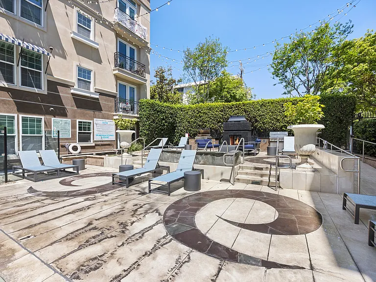 La Belle at Hollywood Towers — Photo 31