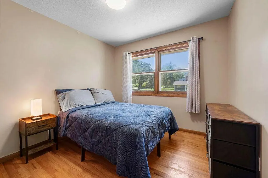 4 bed, 2.0 bath, 2171 sqft, $888 — Photo 1