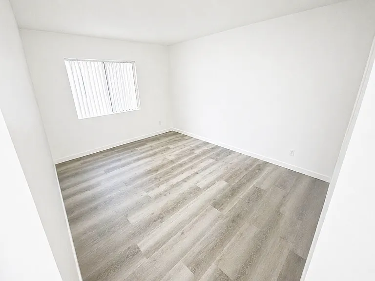 15020 Burbank Blvd — Photo 4