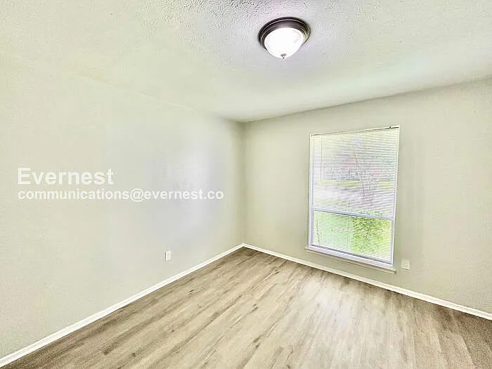 415 Southlake Dr — Photo 13