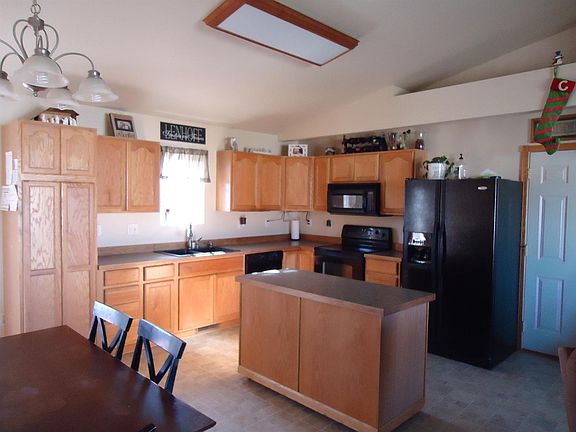 5th image of 945 Garden St