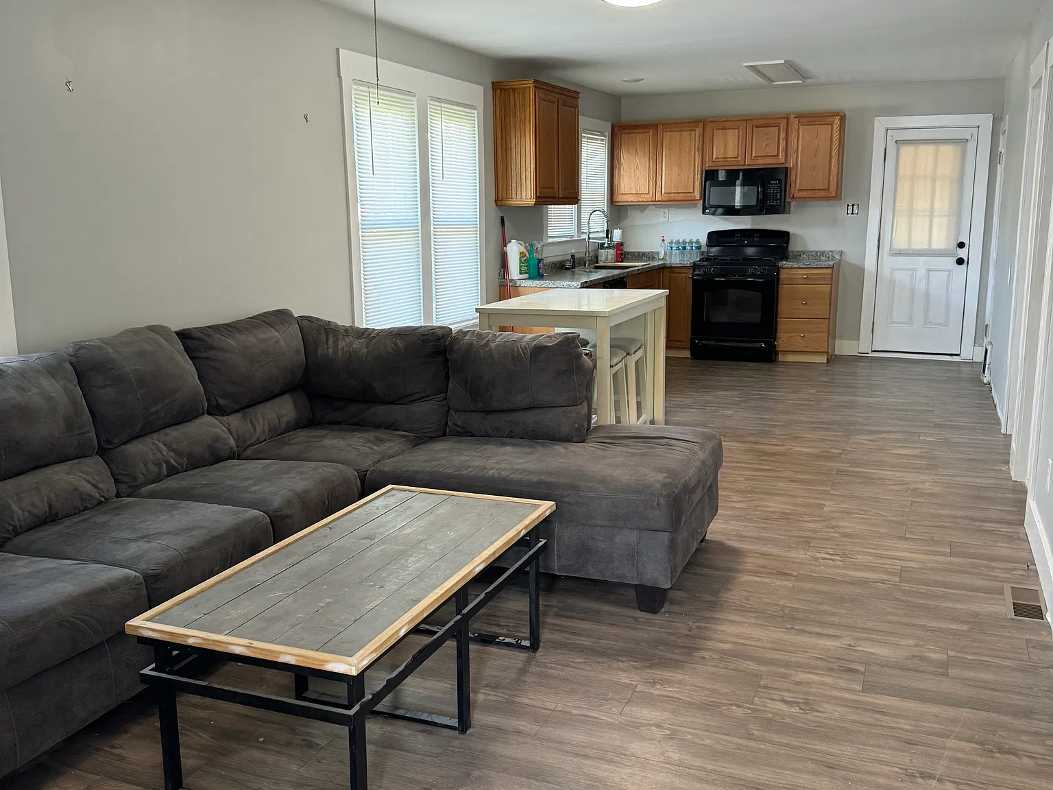 2 bed, 800 sqft, $2,200 — Photo 3