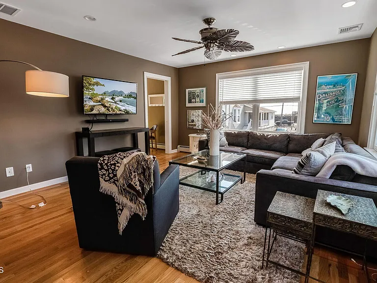 406 Ocean Ave — Photo 3
