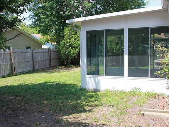 2nd image of 3548 Daffodil Cres