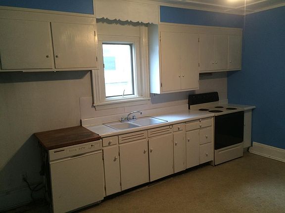 Kitchen with dishwasher
