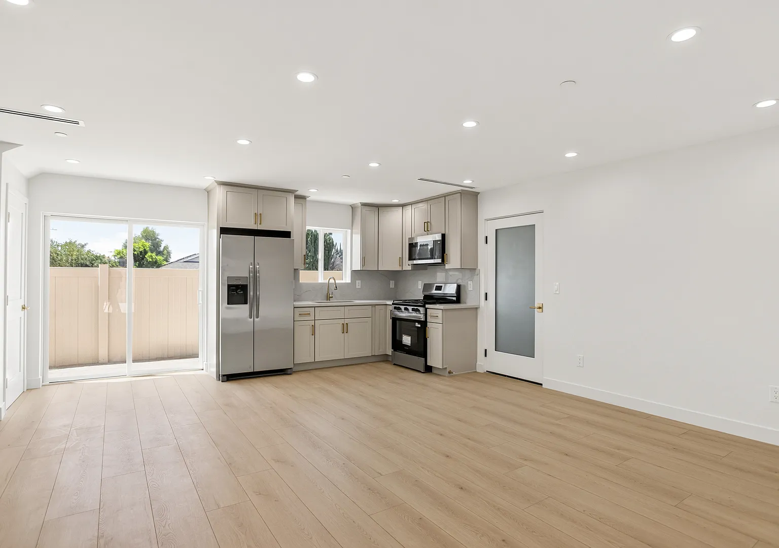 3 bed, 1444 sqft, $4,200 — Photo 2