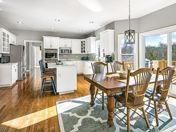 4th image of 36 Beacon Hill Dr