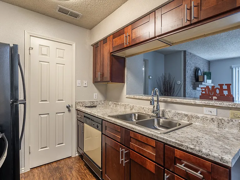 Palisades Park Apartments — Photo 27
