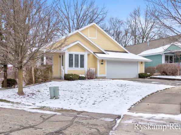 3221 Woodberry Dr SE, Kentwood, MI 49512