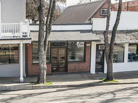 4th image of 493 Main St
