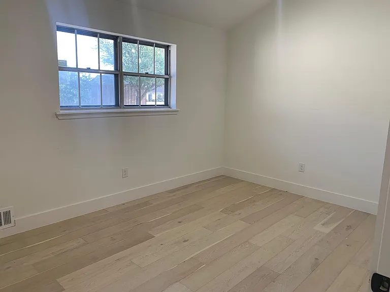 713 E 1st St — Photo 5