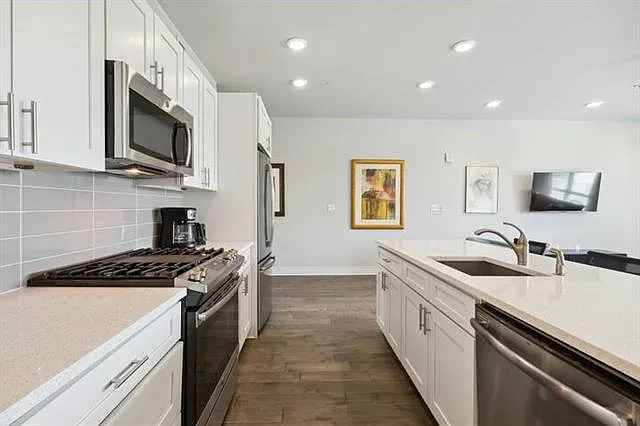 900 Bartholomew St #416 — Photo 8