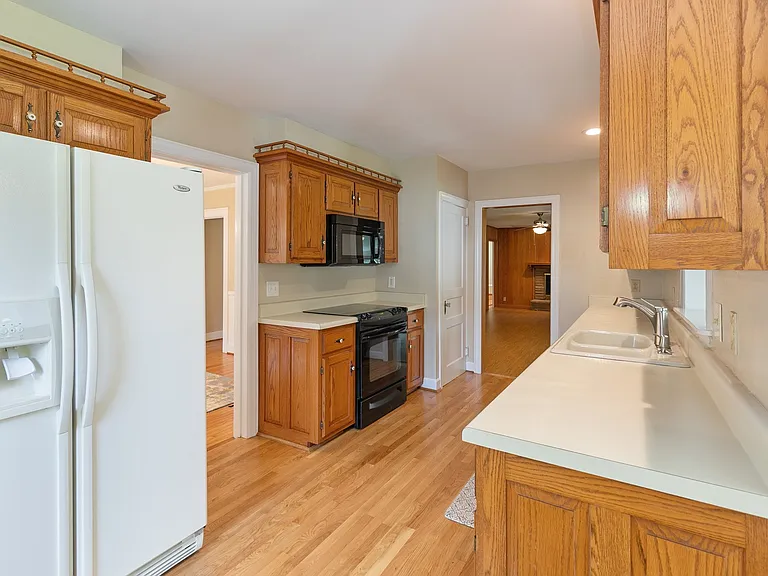 3228 Lakeshore Dr — Photo 12
