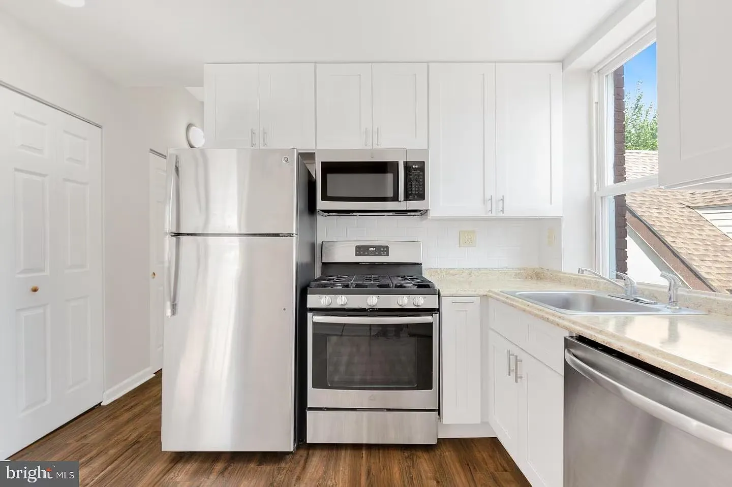 1 bed, 950 sqft, $1,550 — Photo 2