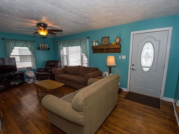 3rd image of 810 W Lawrence St