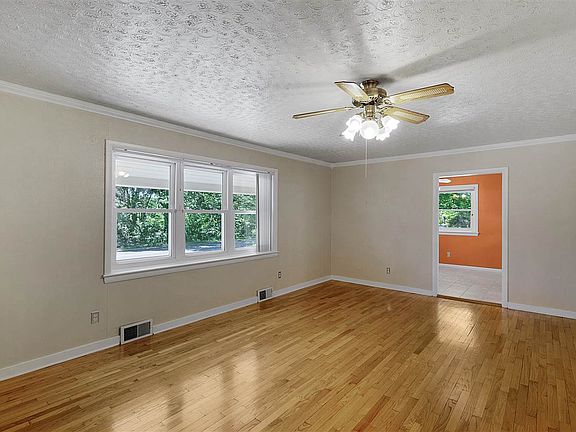 4th image of 210 Sampson Ave