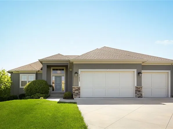 11427 S Redbud Ln, Olathe, KS 66061