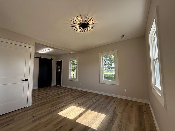 5th image of 2403 Belden St