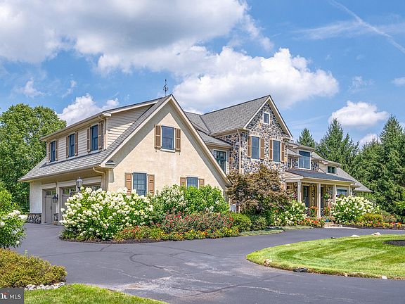 3rd image of 2 Great Barn Ln