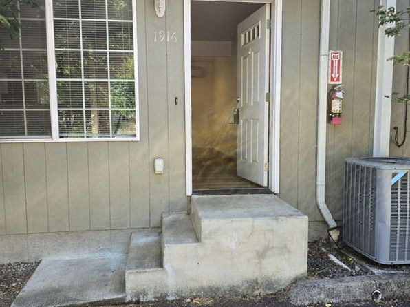 1916 SE Douglas Ave