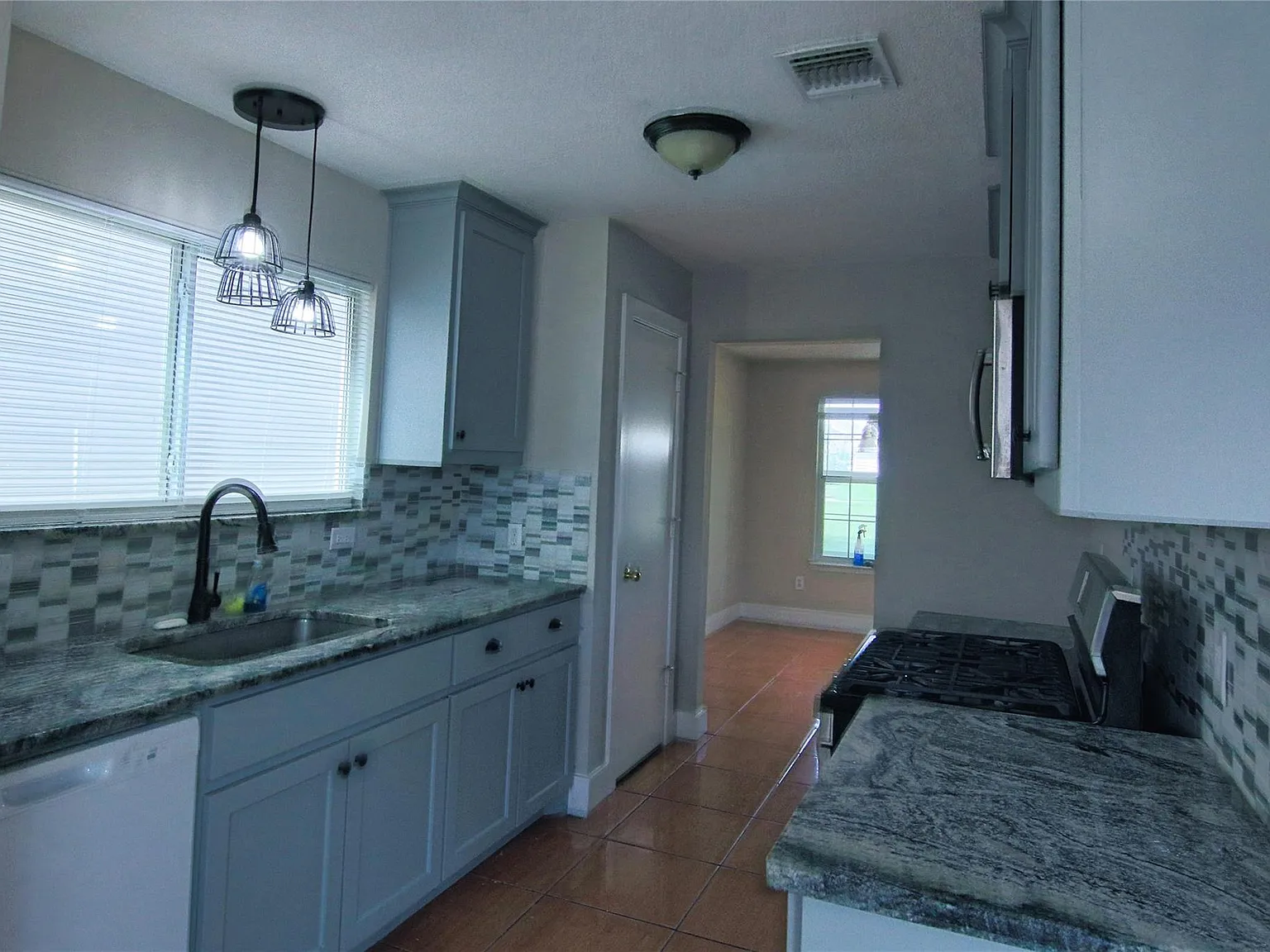 4 bed, 2.5 bath, 1820 sqft, $1,850 — Photo 4