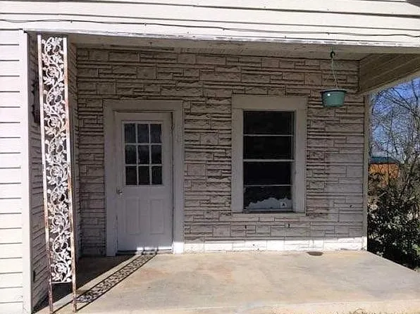 809 W Madison St, Clarksville, TX 75426